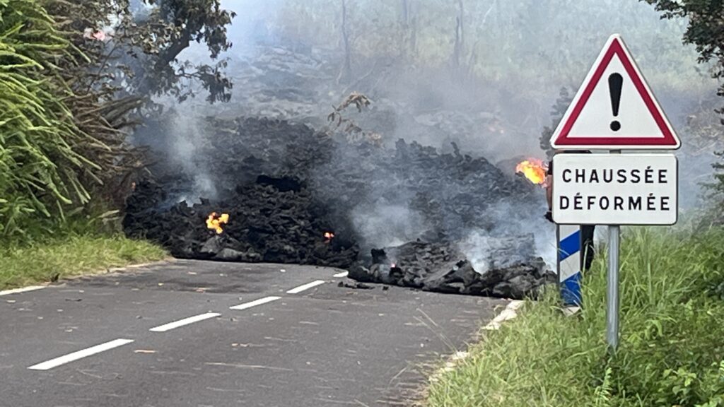La RN2 coupée par la coulée de lave