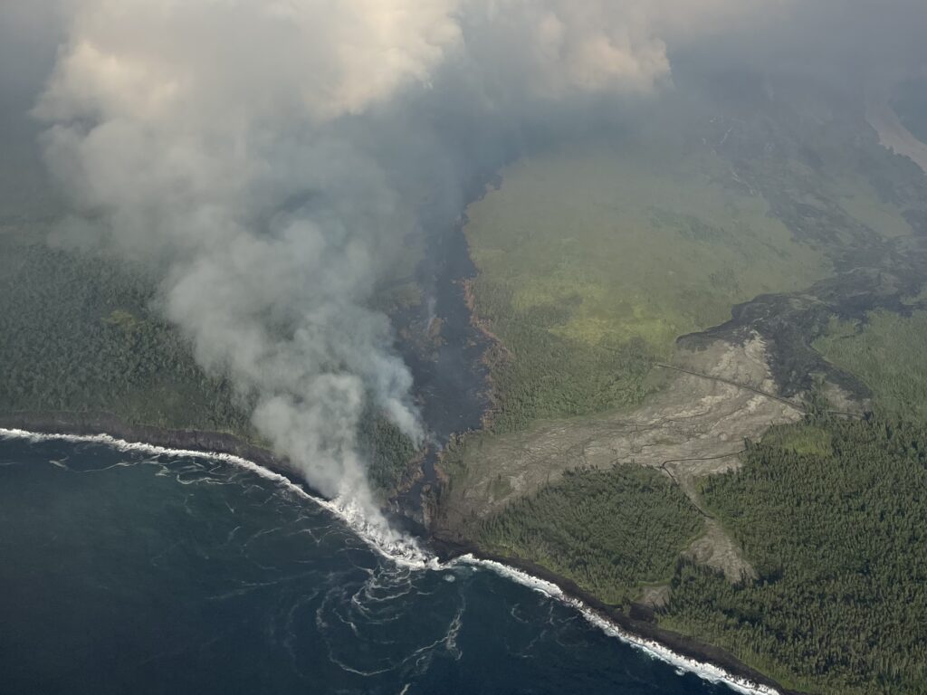 Coulée de lave dans l'océan